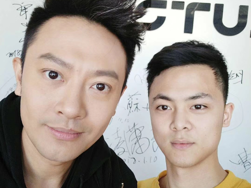 与印小天合影